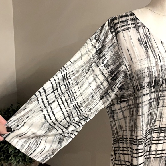 Natori women’s loungewear blk / wht  linear pattern, wide 3/4 sleeves. - Picture 2 of 10